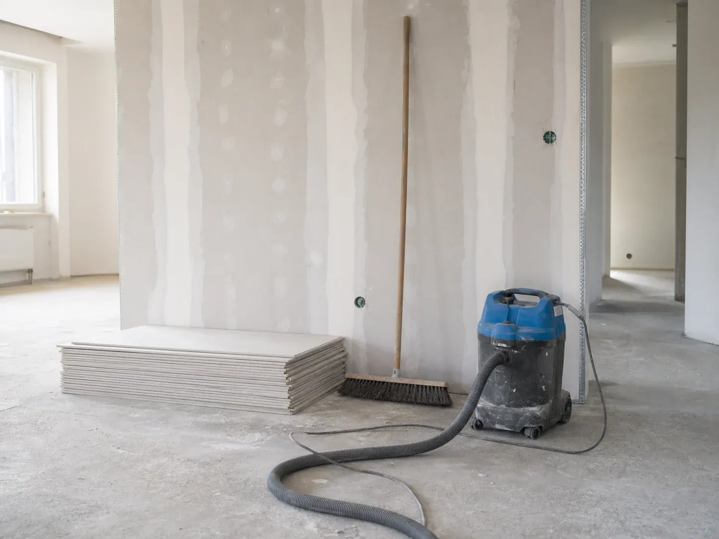 Vorbereiteter Innenausbau mit Trockenbauplatten und Baustellensauger